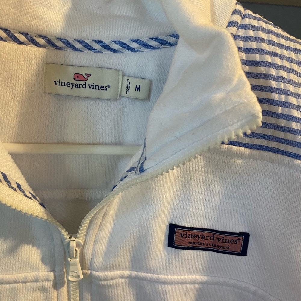 Vineyard Vines White 1/4 zip with stripped shoulders size M